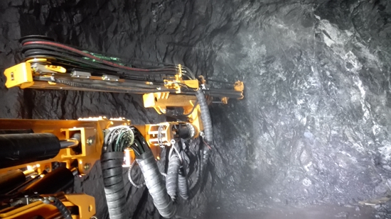 開山全液(ye)壓鑽機在海南石(shí)碌鐵礦工作現場(chǎng)