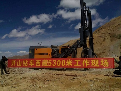 開山(shan)全液壓鑽機青藏(cáng)高原5300米工作現場(chang)